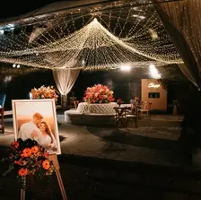 Nádia e Nikolas disseram "sim" em um Destination Wedding incrível no Hotel Vila Verde, na Serra Gaúcha. Veja a decoração colorida, o pôr do sol no vale e a produção completa da Life Eventos com Fernanda Dutra.