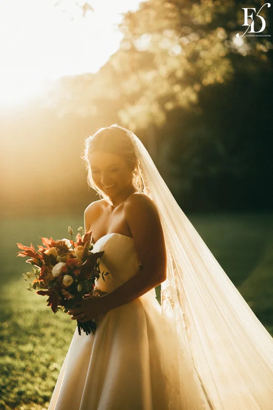 casamento realizado no alto da capela em porto alegre por life eventos especiais com cerimônia ao ar livre decoração despojada em tons terrosos e uma parede de donuts para a alegria dos convidados