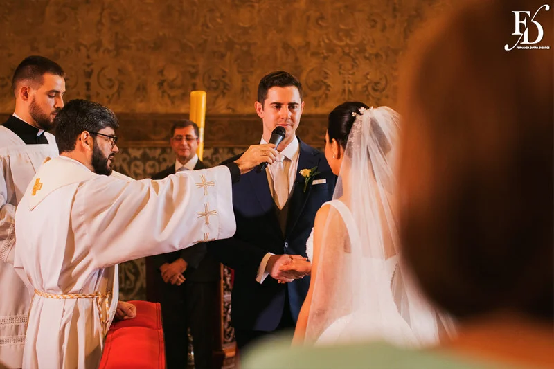 casamento com cerimônia realizada às 15h na Basílica Nossa Senhora das Dores em Porto Alegre e recepção no Alto da Capela. Coquetel na área externa embalado com jazz e por-do-sol, jantar formal, decoração exuberante e linda, em estilo botânico e muitas cores, luxuoso e lindo, por Life Eventos Especiais