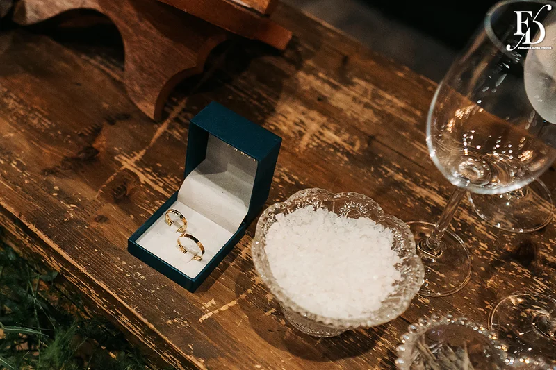 casamento mini-wedding da influencer bruna startt realizado no le bistrot gourmet em porto alegre com decoração com muitas velas flores brancas e muito verde por life eventos especiais