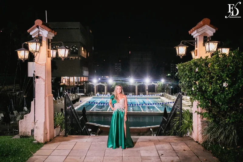 festa de formatura em medicina realizada no salão boa vista da associação leopoldina juvenil em porto alegre com decoração verde e branco e animação da banda os calamares