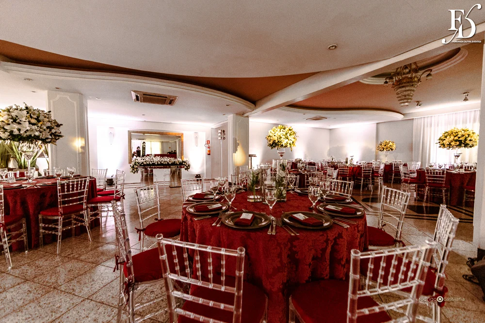 casamento do goleiro brenno do grêmio de porto alegre com a linda victoria fogazzi com uma cerimônia ao ar livre em porto alegre num lindo entardecer de verão e recepção em tons de marsala no salão principal da sede campestre da associação do ministério público por life eventos especiais cerimonialista em porto alegre