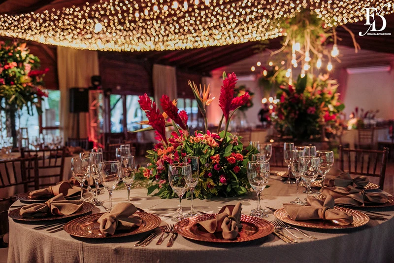 casamento judaico realizado no sítio da figueira em porto alegre com decoração exuberante botânica tropical festa linda com passarela de espelho cerimônia de casamento ao ar livre por life eventos especiais cerimonialista em porto alegre organização de casamentos mesas convidados