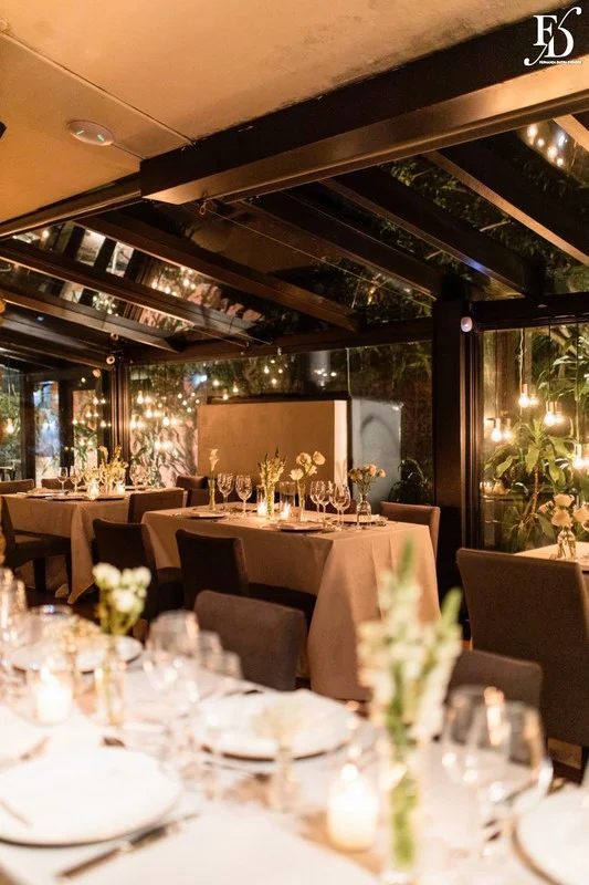 Casamento no Le Bistrot Gourmet em Porto Alegre, com decoração clássica, iluminação intimista e um projeto cheio de sofisticação com stylling europeu. Mesas com toalhas brancas, detalhes dourados, flores brancas.