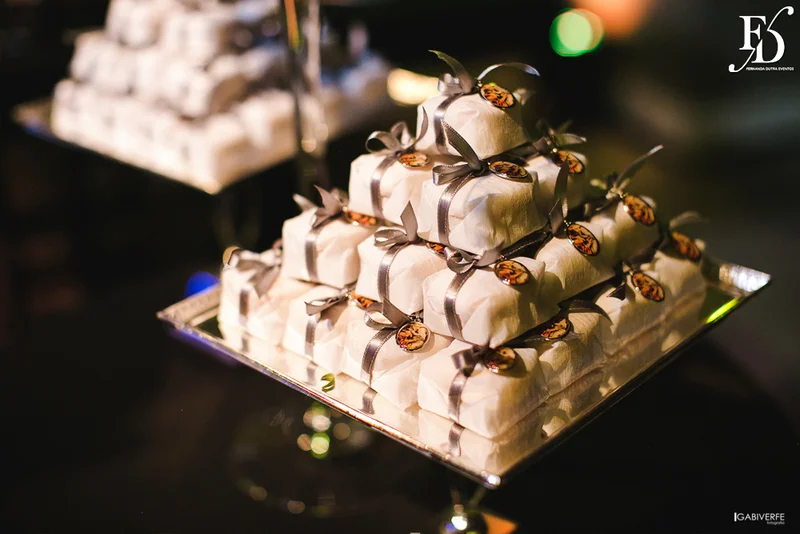 casamento com cerimônia na igreja são josé la salle em canoas rs e recepção na lalux casa de festas com decoração moderna sofisticada elegante em amarelo cinza e preto por life eventos especiais assessoria e organização de casamentos em porto alegre