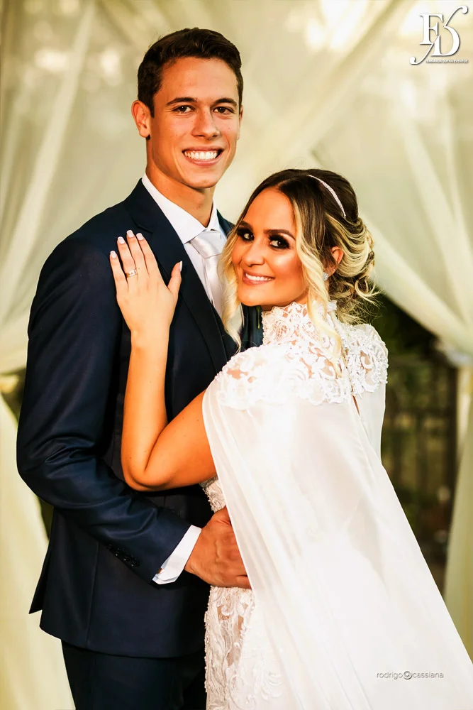 casamento do goleiro brenno do grêmio de porto alegre com a linda victoria fogazzi com uma cerimônia ao ar livre em porto alegre num lindo entardecer de verão e recepção em tons de marsala no salão principal da sede campestre da associação do ministério público por life eventos especiais cerimonialista em porto alegre