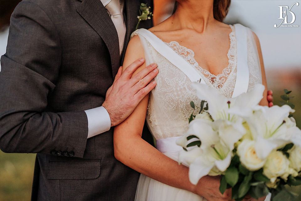 casamento realizado ao por-do-sol em porto alegre com cerimônia ao ar livre no Espaço Paraíso e festa com decoração clássoca e clean em verde, branco e dourado por life eventos especiais