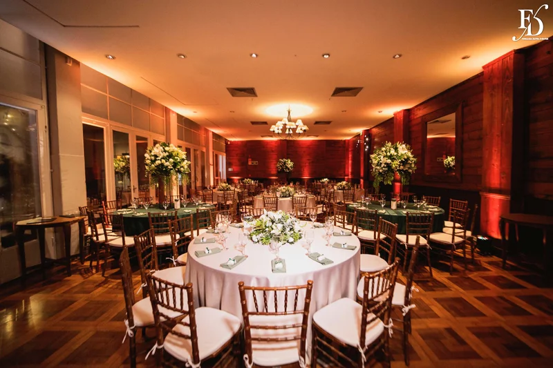 festa de formatura em medicina realizada no salão boa vista da associação leopoldina juvenil em porto alegre com decoração verde e branco e animação da banda os calamares