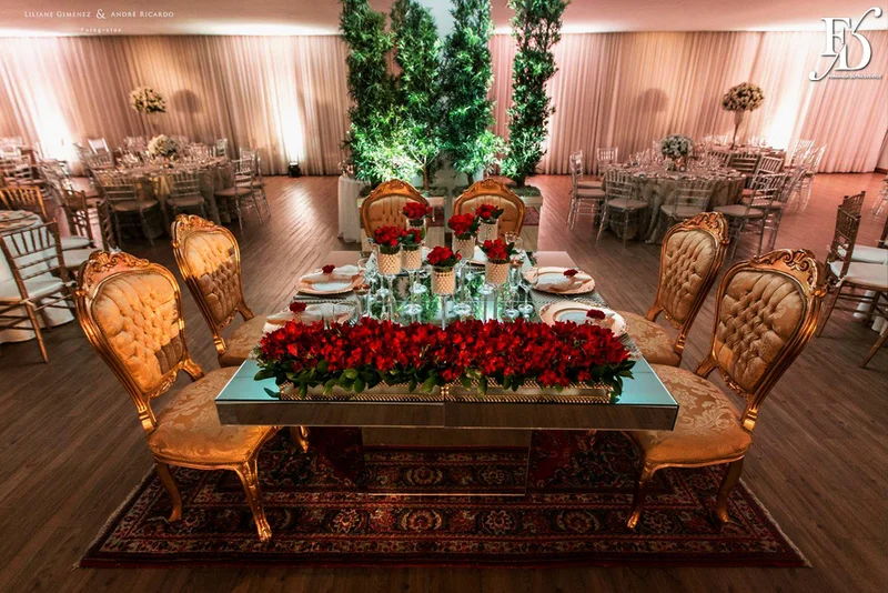 casamento com cerimônia na basílica nossa senhora das dores em porto alegre e festa e recepção no salão hannover da sogipa com decoração clássica elegante e sofisticada em dourado, branco e vermelho, com detalhe em pérolas por life eventos especiais empresa especializada na organização de casamentos em porto alegre