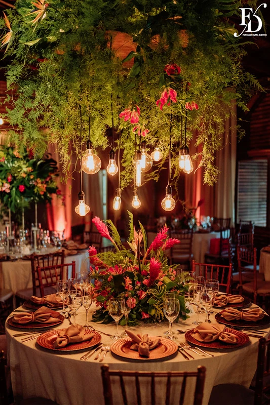 casamento judaico realizado no sítio da figueira em porto alegre com decoração exuberante botânica tropical festa linda com passarela de espelho cerimônia de casamento ao ar livre por life eventos especiais cerimonialista em porto alegre organização de casamentos mesas convidados arranjo aéreo