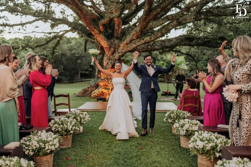 casamento no alto da capela em porto alegre com decoração elegante sofisticada delicada em verde e branco por life eventos especiais cerimônia ao ar livre