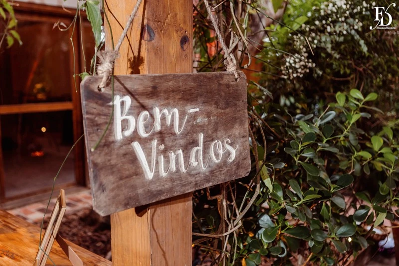 casamento mini-wedding realizado no lá nos fundos em porto alegre restaurante puppi baggio com decoração boho minimalista em verde e branco festa animada e descontraída com cerimonial de life eventos especiais cerimonialista de casamento em porto alegre 