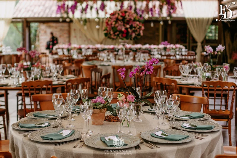 casamento diurno realizado em porto alegre rs no alto da capela por life eventos especiais cerimonialista wedding planner especializada em casamentos de alto padrão em porto alegre decoração boho chic botânica em tons de nude rosa e verde por life eventos especiais