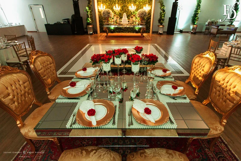 casamento com cerimônia na basílica nossa senhora das dores em porto alegre e festa e recepção no salão hannover da sogipa com decoração clássica elegante e sofisticada em dourado, branco e vermelho, com detalhe em pérolas por life eventos especiais empresa especializada na organização de casamentos em porto alegre