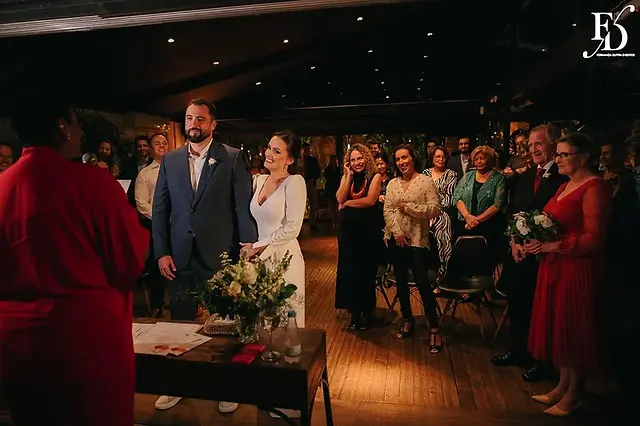 casamento no le bistrot em porto alegre organizado por life eventos especiais organizado por life eventos especiais com cerimônia no local e decoração clássica elegante e sofisticada em branco verde e prata com planejamento organização e execução de life eventos especias em porto alegre