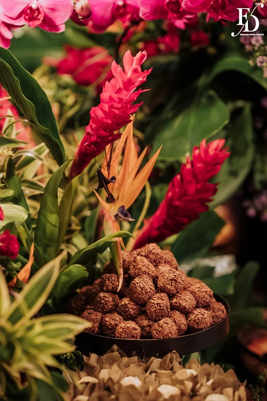 casamento judaico realizado no sítio da figueira em porto alegre com decoração exuberante botânica tropical festa linda com passarela de espelho cerimônia de casamento ao ar livre por life eventos especiais cerimonialista em porto alegre organização de casamentos