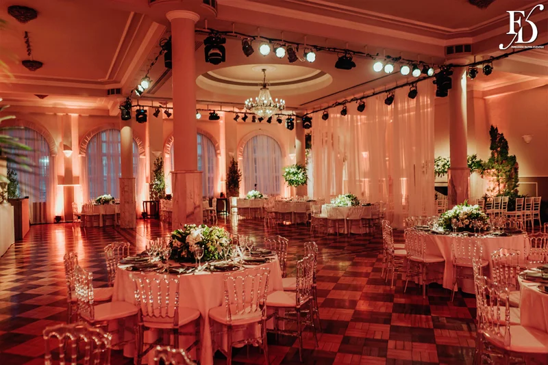 casamento com cerimônia e recepção realizados no salão imperatriz da associação leopoldina juvenil em porto alegre com decoração clássica em verde branco e prato por life eventos especiais assessoria de eventos em porto alegre