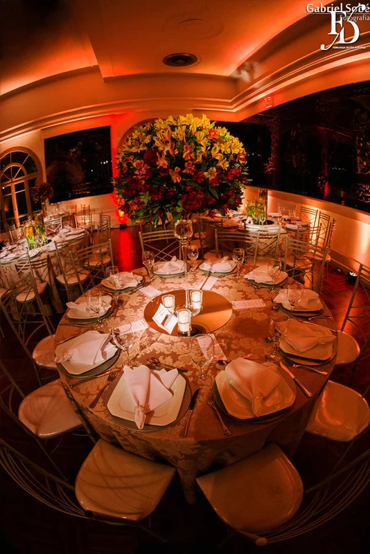 formatura tripla em direito pela fmp fundação do ministério público realizada no salão cristal do clube do comércio em porto alegre com decoração elegante clássica sofisticada em tons terrosos