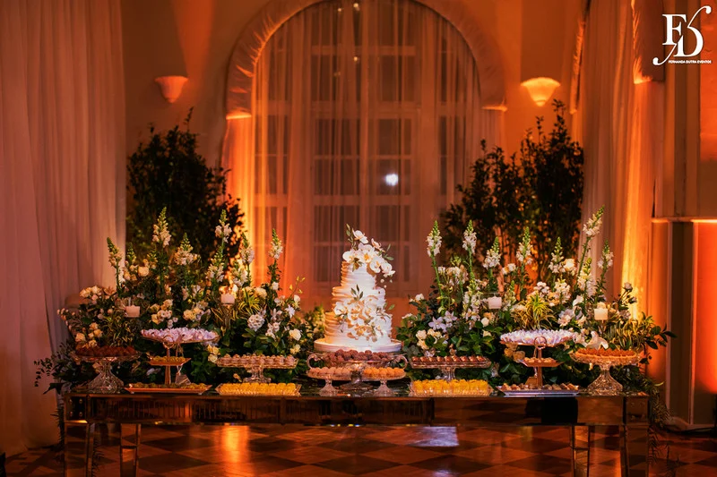 celebração de casamento civil realizada no salão imperatriz da associação leopoldina juvenil em porto alegre estilo botânico greenery luxuoso e sofisticado por life eventos especiais