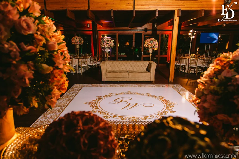 casamento luxuoso no clube veleiros do sul em porto alegre com decoração em dourado fechamento do teto em voil e espelhos venezianos cerimônia na igreja santa teresinha e santíssimo sacramento na redenção com organização e cerimonial de fernanda dutra da life eventos especiais organizadora de eventos em porto alegre
