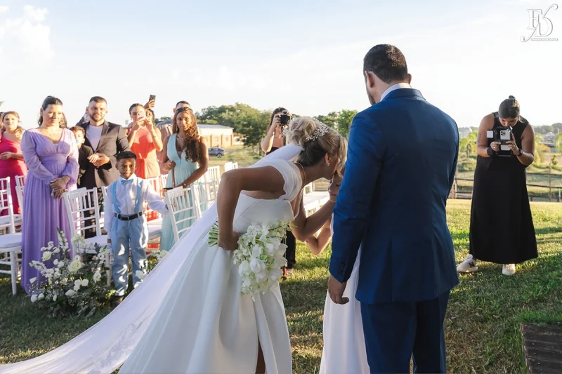 casamento no espaço paraíso em porto alegre com decoração estilo europeu european stylling com flores brancas, tons neutros visual claro e elegante 