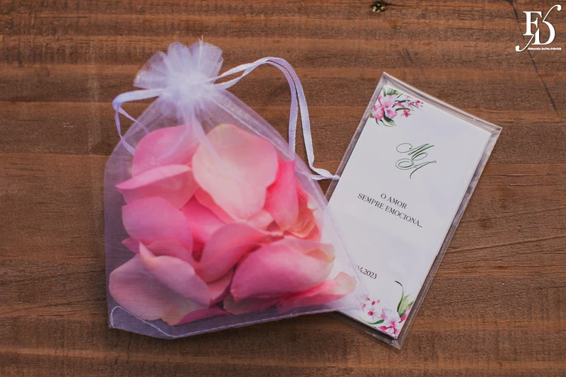 casamento realizado na alameda figueira em cachoeirinha com decoração romântica e delicada em tons de rosa e verde com bouganvilles por life eventos especiais assessoria e cerimonial de casamentos em porto alegre saquinho de pétalas chuva de pétalas