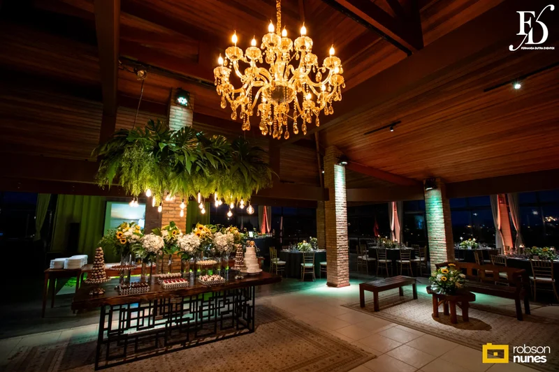 casamento no espaço paraíso em porto alegre com decoração moderna em azul marinho, dourado e girassóis; temática geek, com referências a funko pop, filmes e séries - por life eventos especiais