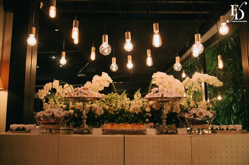 casamento no le bistrot em porto alegre organizado por life eventos especiais organizado por life eventos especiais com cerimônia no local e decoração clássica elegante e sofisticada em branco verde e prata com planejamento organização e execução de life eventos especias em porto alegre