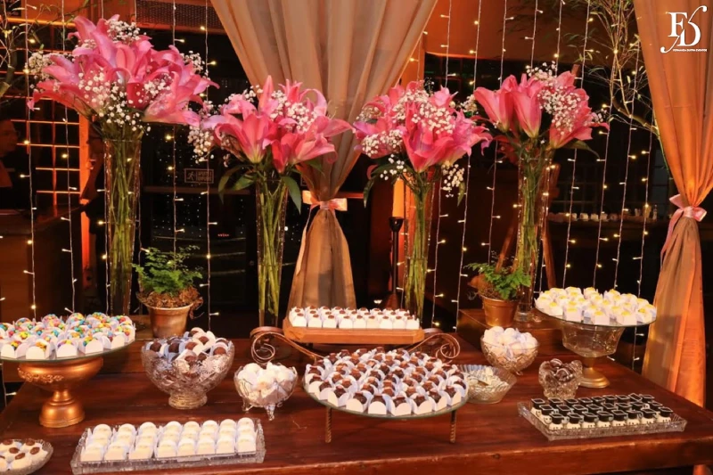 festa de formatura no palatu's da pucrs com decoração simples minimalista e delicada em tons de rosa e luzinhas criando um clima acolhedor