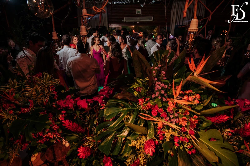 casamento judaico realizado no sítio da figueira em porto alegre com decoração exuberante botânica tropical festa linda com passarela de espelho cerimônia de casamento ao ar livre por life eventos especiais cerimonialista em porto alegre organização de casamentos