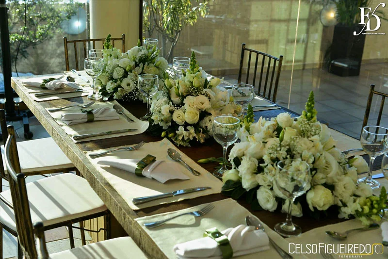 Mesa de casamento de madeira com flores brancas e vista para o Guaíba