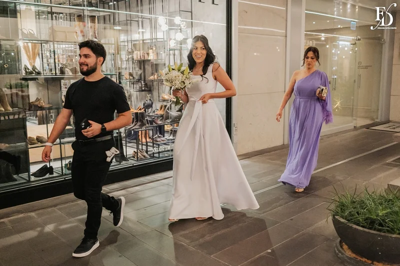 Entrada da noiva com vestido princesa acompanhada pelos pais no Dry Moments Porto Alegre