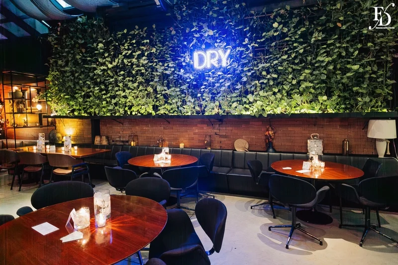 Salão do Dry Moments & Drinks decorado para casamento com neons e flores brancas em Porto Alegre