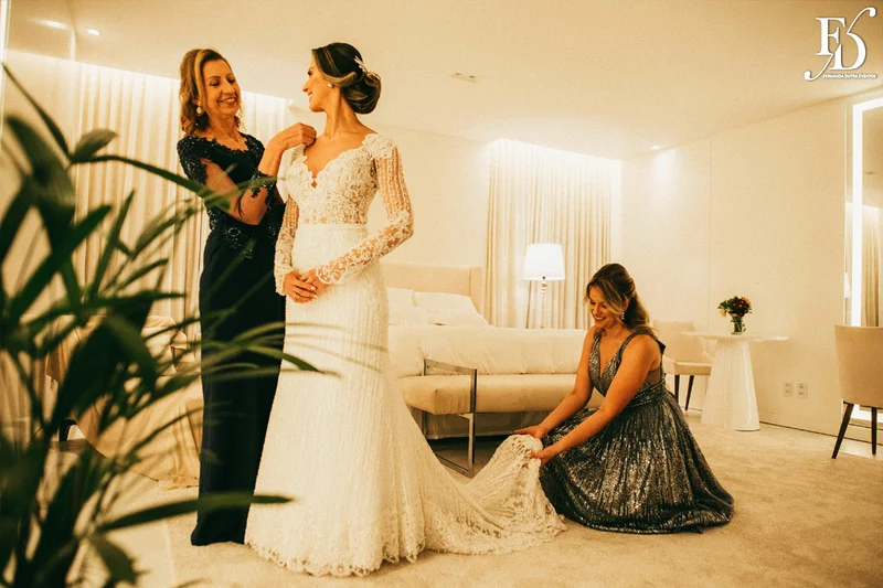 casamento na igreja nossa senhora do mont'serrat em porto alegre e festa de casamento na casa vetro em porto alegre com decoração sofisticada e luxuosa estilo clássico em dourado branco e amarelo por life eventos especiais cerimonialista de casamento em porto alegre