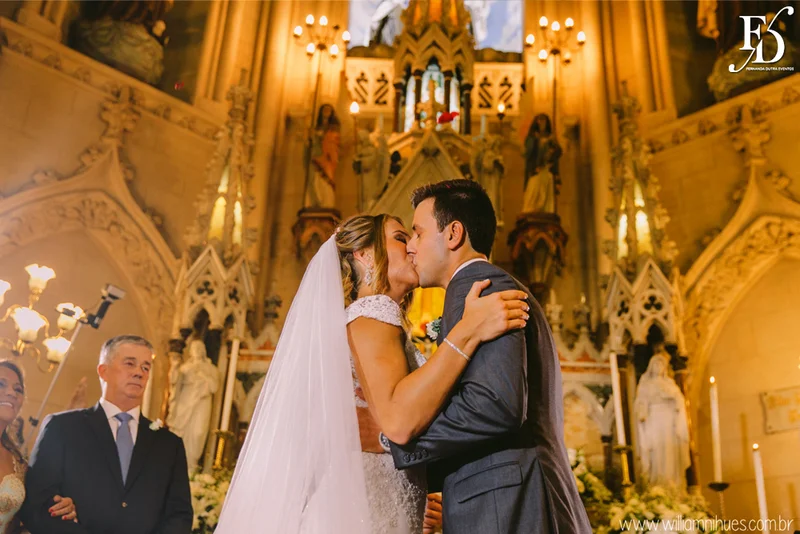 casamento luxuoso no clube veleiros do sul em porto alegre com decoração em dourado fechamento do teto em voil e espelhos venezianos cerimônia na igreja santa teresinha e santíssimo sacramento na redenção com organização e cerimonial de fernanda dutra da life eventos especiais organizadora de eventos em porto alegre