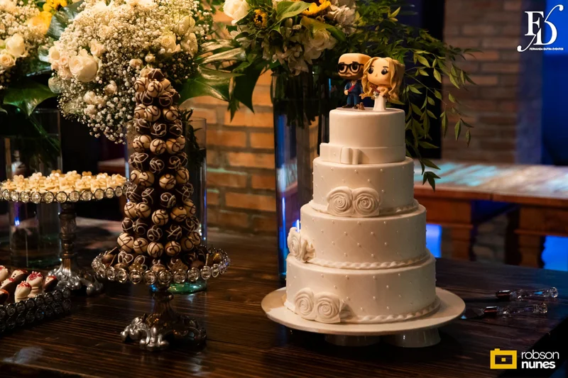 casamento no espaço paraíso em porto alegre com decoração moderna em azul marinho, dourado e girassóis; temática geek, com referências a funko pop, filmes e séries - por life eventos especiais