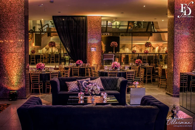 casamento com decoração luxuosa na praça dos fundadores do grêmio náutico união em porto alegre em tons de dourado preto e rosa sofisticado clássico e elegante por life eventos especiais cerimonialista em porto alegre cerimônia na igreja são pedro