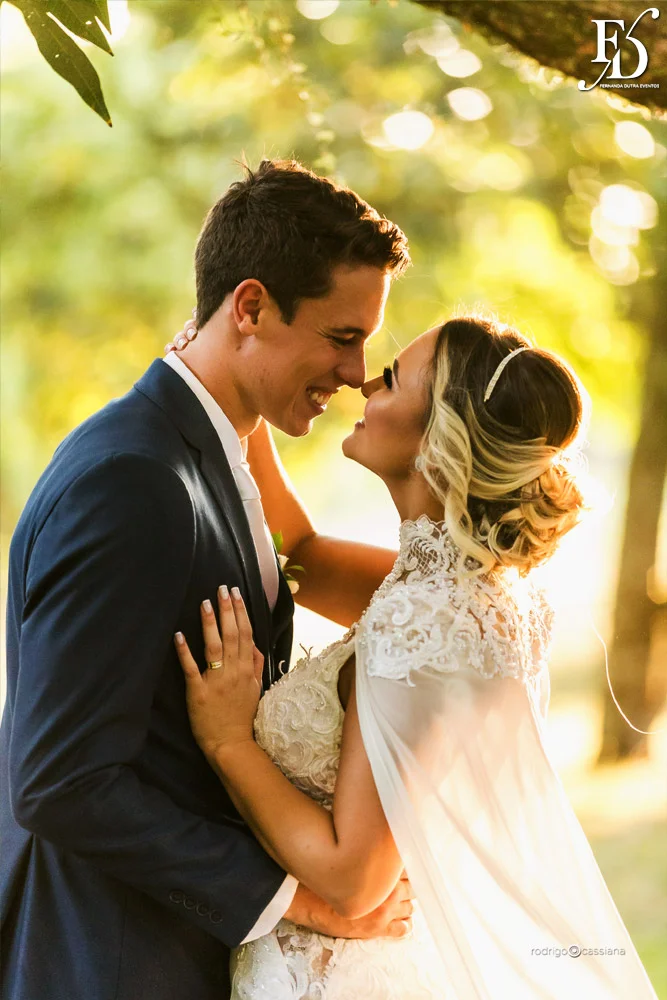 casamento do goleiro brenno do grêmio de porto alegre com a linda victoria fogazzi com uma cerimônia ao ar livre em porto alegre num lindo entardecer de verão e recepção em tons de marsala no salão principal da sede campestre da associação do ministério público por life eventos especiais cerimonialista em porto alegre