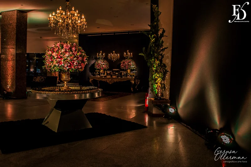 casamento com decoração luxuosa na praça dos fundadores do grêmio náutico união em porto alegre em tons de dourado preto e rosa sofisticado clássico e elegante por life eventos especiais cerimonialista em porto alegre cerimônia na igreja são pedro