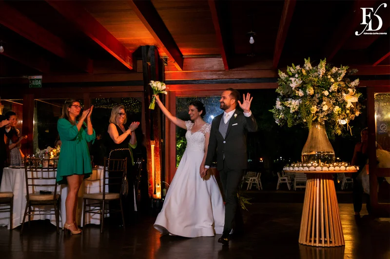 casamento a beira do rio guaiba em porto alegre no clube veleiros do sul com decoração botânica greenery sofisticada moderna e elegante por life eventos especiais assessoria e cerimonial de casamento em porto alegre casamentos de luxo