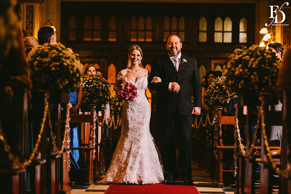 casamento com cerimônia na Igreja São Pedro, em Porto Alegre, e festa e recepção no Maison Carlos Gomes, em Porto Alegre, com decoração luxuosa, sofisticada, elegante e exuberante, em preto dourado e vermelho marsala por life eventos especiais cerimonialista em porto alegre