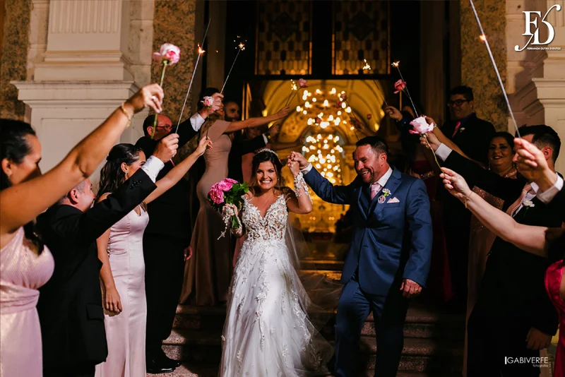 casamento com cerimônia na basílica nossa senhora das dores em porto alegre e festa na casa vetro com decoração luxuosa sofisticada exuberante em tons de rosa com parede de flores com organização projeto e cerimonial de life eventos especiais cerimonialista de casamentos em porto alegre