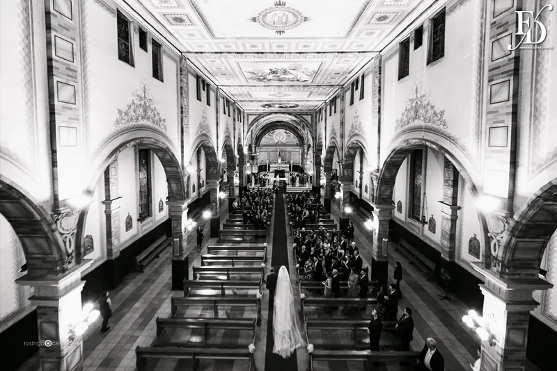 casamento com cerimônia na igreja santa teresinha do menino jesus na rua ramiro barcelos em porto alegre e recepção e festa na casa vetro com decoração moderna contemporânea sofisticada luxuosa em tons de cinza prata e flores coloridas na paleta de tons terrosos por life eventos especiais cerimonialista de casamento em porto alegre