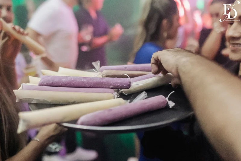 festa de 15 anos nas cores azul e branco com decoração moderna com cristais e espelhos por life eventos especiais assessoria e cerimonial de festas de 15 anos em porto alegre