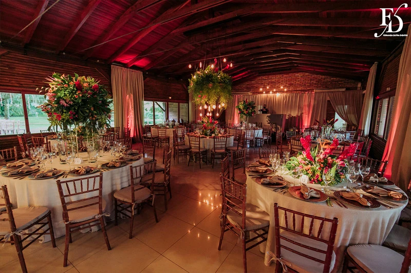 casamento judaico realizado no sítio da figueira em porto alegre com decoração exuberante botânica tropical festa linda com passarela de espelho cerimônia de casamento ao ar livre por life eventos especiais cerimonialista em porto alegre organização de casamentos