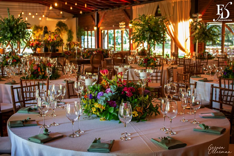 casamento realizado no sítio da figueira em porto alegre numa noite fria de inverno com decoração rústico delicada botânica organização e cerimonial de life eventos especiais cerimonialista para casamentos em porto alegre