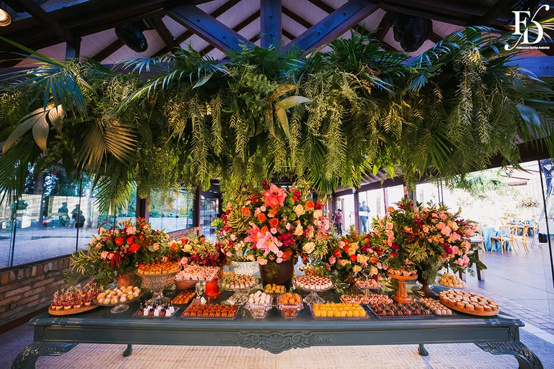 casamento com cerimônia realizada às 15h na Basílica Nossa Senhora das Dores em Porto Alegre e recepção no Alto da Capela. Coquetel na área externa embalado com jazz e por-do-sol, jantar formal, decoração exuberante e linda, em estilo botânico e muitas cores, luxuoso e lindo, por Life Eventos Especiais