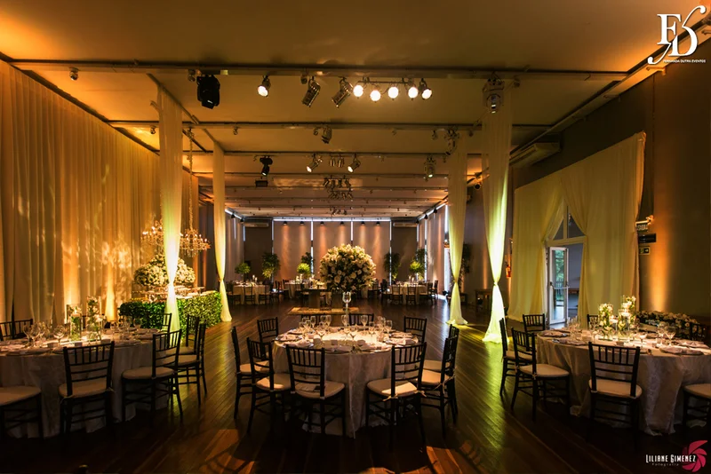 casamento destination wedding com cerimônia e festa na casa vetro em porto alegre com a cerimônia realizada na parte interna da casa com decoração clean elegante e clássica em branco e verde por life eventos especiais destination wedding em porto alegre cerimonialista em porto alegre