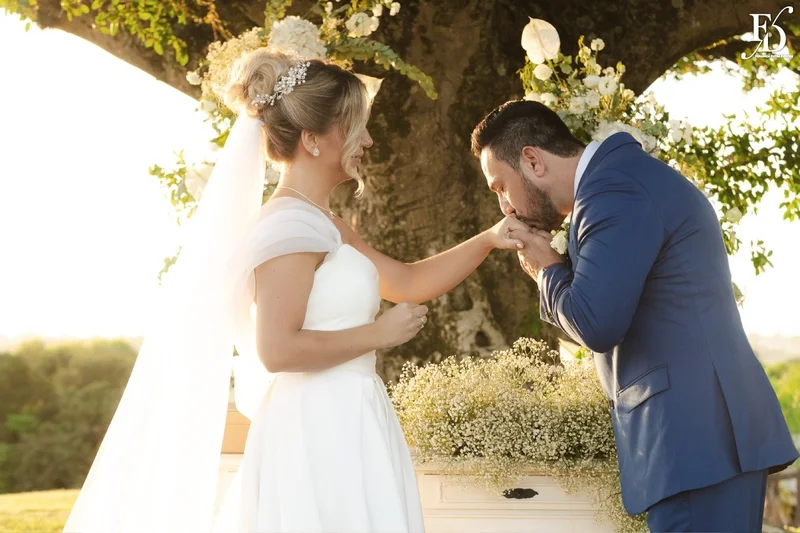 casamento no espaço paraíso em porto alegre com decoração estilo europeu european stylling com flores brancas, tons neutros visual claro e elegante 