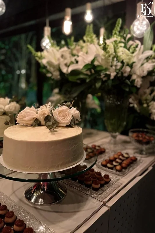 casamento com cerimônia na igreja sagrado coração de jesus em porto alegre e recepção elegante e intimista no le bistrot gourmet com decoração em verde, branco e prata